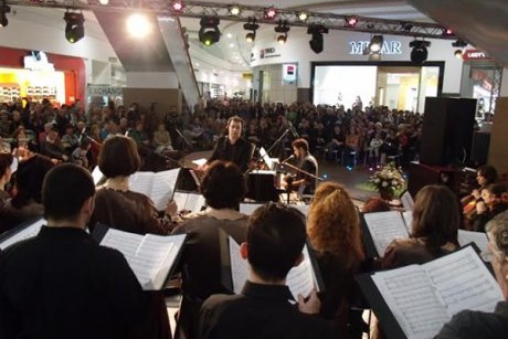 Mii de spectatori au participat la primul concert pop-opera dintr-un centru comercial din Romania sustinut de Cezar Ouatu la Ploiesti Shopping City
