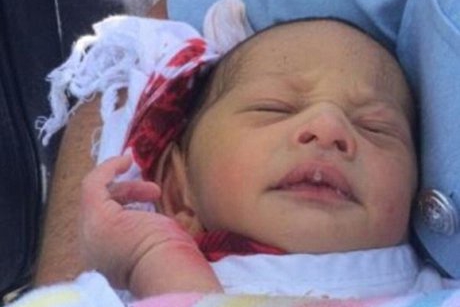 Miracol: Un bebelus a supravietuit timp de 5 zile intr-o groapa