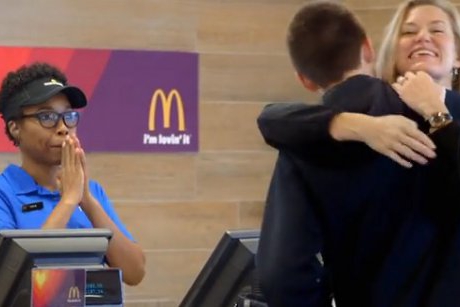 McDonalds accepta o noua modalitate de plata: Iubirea