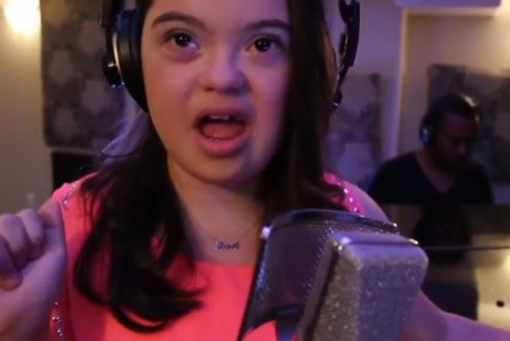 O fetita de doar 12 ani cu sindromul Down a uimit o lume intreaga cu talentul ei muzical 
