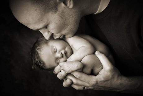 Fotografii impresionante ce surprind ultimele momente ale parintilor cu bebelusii lor bolnavi 