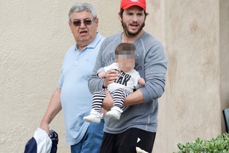 Ashton Kutcher la plimbare cu fetita lui!