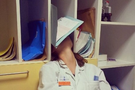 Reactia incredibila a medicilor la o fotografie cu o colega dormind in timpul programului