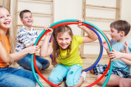 Idei de jocuri folosind cercuri hula-hoop