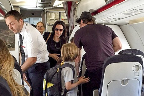 Angelina Jolie si Brad Pitt zboara la clasa Economic, alaturi de cei sase copii