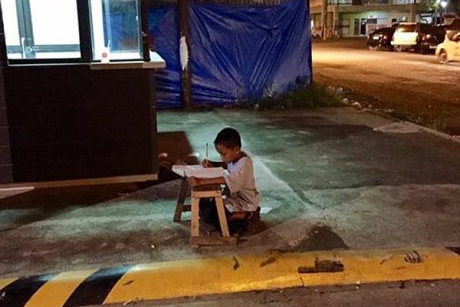 Inspirational: Povestea baietelului  fara casa ce isi face temele pe strada