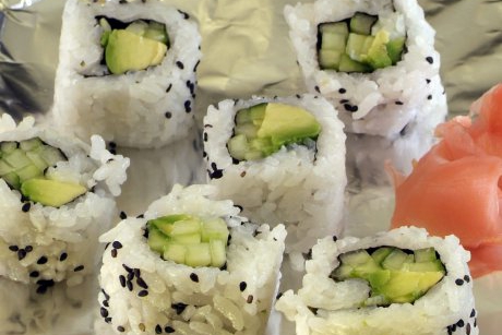 Sushi maki: rulouri cu castraveti si avocado
