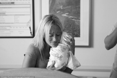 Iubire neconditionata: Fotografii incredibile ce surprind momentul in care doi parinti vad pentru prima data fetita pe care au adoptat-o 