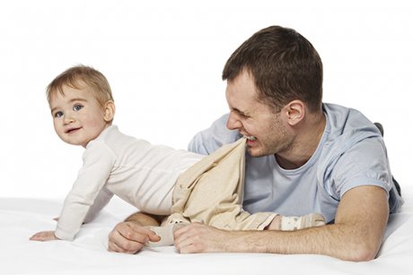 5 metode subtile prin care sa il implici si pe tata in ingrijirea bebelusului 