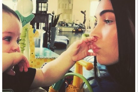 Megan Fox a impartasit pe Instagram o fotografie incredibila cu baietelul ei de 2 ani. Are cei mai frumosi ochi albastri!