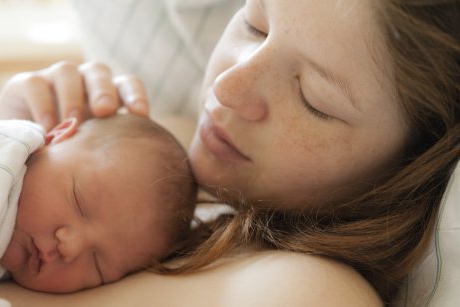 Importanta contactului piele-pe-piele intre mama si copil in prima ora dupa nastere