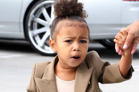 Video: Fetita lui Kim Kardashian, in varsta de doi ani, catre paparazzi: Nu ma mai fotografiati!