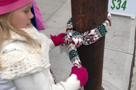  Spiritul sarbatorilor se vede in gesturile mici: copiii dintr-un orasel canadian au agatat haine pe stalpii stradali pentru copiii nevoiasi 