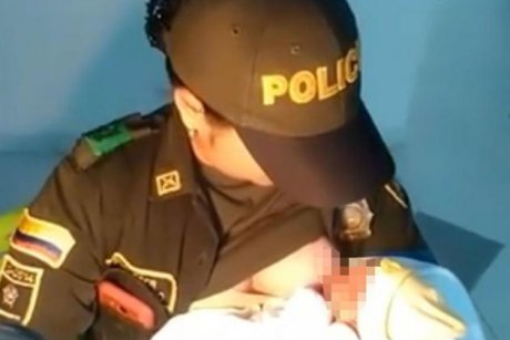 Gestul incredibil al unei politiste din Columbia: a alaptat un bebelus abandonat 