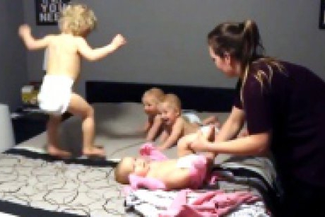 Video: O mama reuseste sa imbrace un set de tripleti si un prescolar si o intreaga lume aplauda