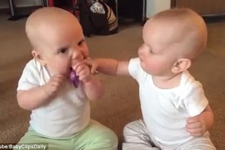 Doi bebeluși gemeni se ceartă pe o suzetă. Rezultatul? O controversă de zile mari