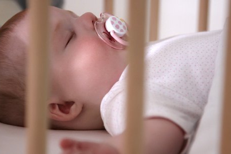 Cele 3 sfaturi pentru a obisnui bebelusul sa doarma singur