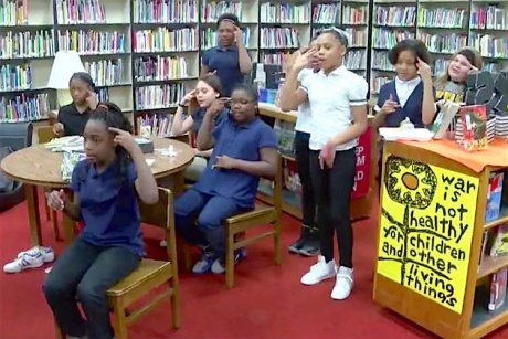 Incredibil! Copiii dintr-o şcoală primară din Illinois renunţă la orele de joacă pentru a învăţa limbajul semnelor, în semn de solidaritate cu un coleg de clasă surdo-mut 