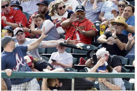 Momentul în care un bărbat salvează un copil de o bâtă de baseball, imortalizat în fotografia perfectă