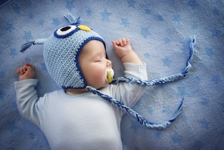 Care este poziția de somn corectă a bebelușului