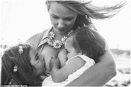 Poze intime cu o mamă care îşi alăptează în tandem fiicele de 1 an şi 3 ani