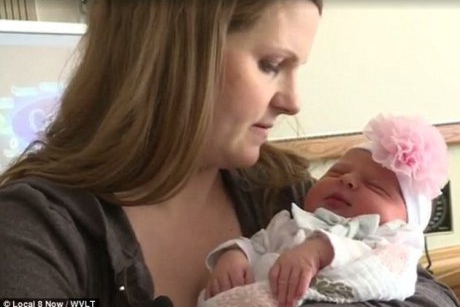 O mămică a devenit propria sa asistentă medicală în timpul nașterii 