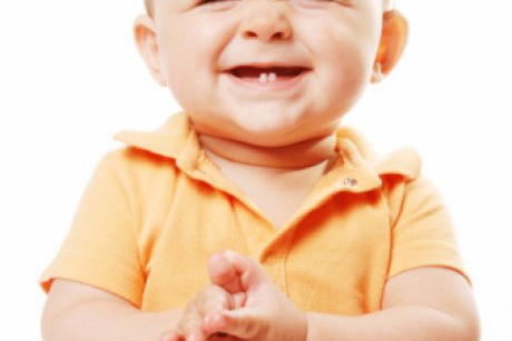 Aparitia dintilor la bebelusi: ghid pe luni