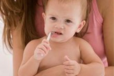 Cand incep sa curat dintii bebelusului?