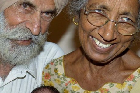 O femeie de 72 de ani naşte primul ei copil, conceput cu soţul ei de 79 de ani