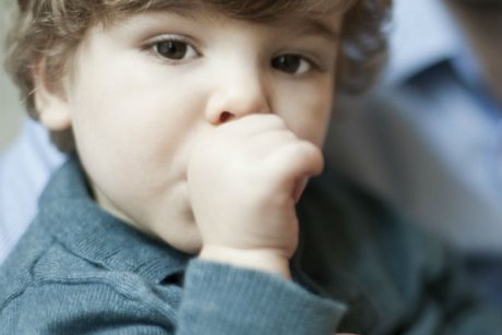 Suptul degetului și rosul unghiilor pot fi benefice pentru copilul tău