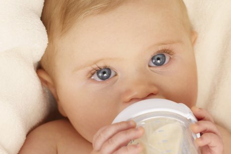 10 reguli de aur in alimentatia bebelusului cu formula