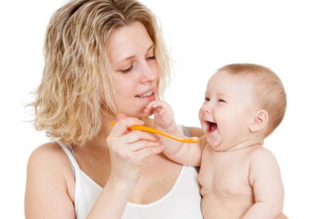 Diversificarea alimentatiei bebelusului: 10 porunci de la medici pediatri si neonatologi