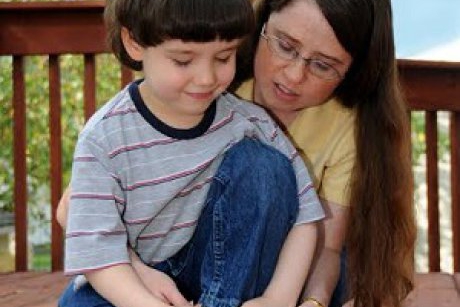 Cum să-ți înveți copilul să-și lege singur șireturile: 3 metode infailibile