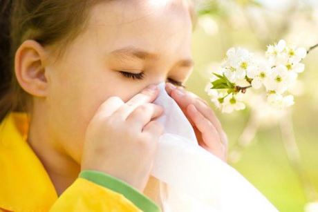 Cum poți să îți ajuți copilul să treacă mai ușor peste alergiile de primăvară