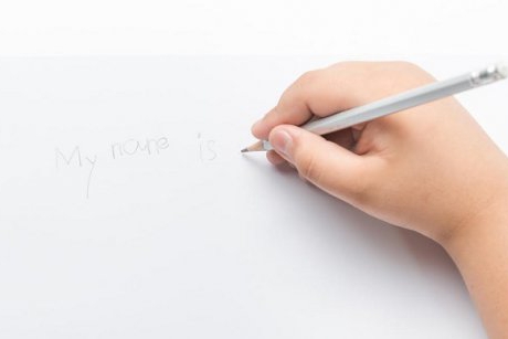 13 moduri prin care poți să-ți înveți copilul să-și scrie numele