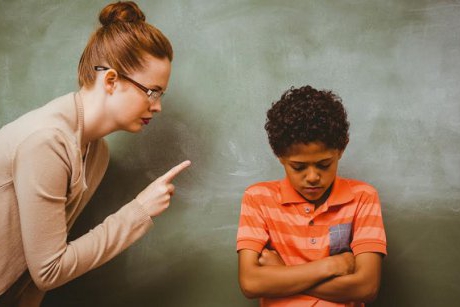 Ce să faci dacă bănuiești că al tău copil este hărțuit de învățătoare