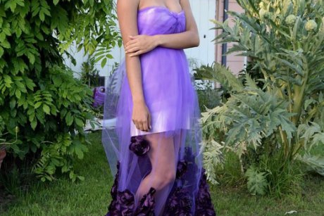 Această adolescentă și-a creat singură rochia pentru balul de absolvire