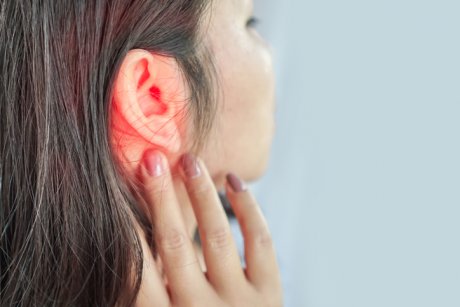 Cum desfunzi corect urechea înfundată cu apă?