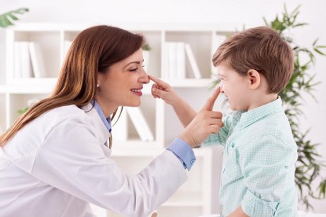 Cum să-ți ajuți copilul să nu-i mai fie teamă de doctor