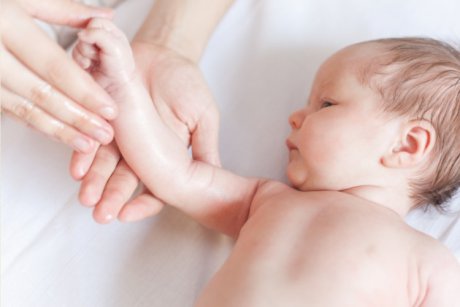 JOHNSON’S® Baby,  peste 120 de ani de știință pentru bebeluși fericiți și sănătoși