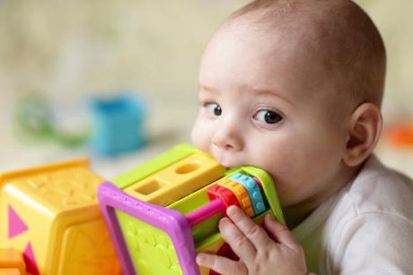 7 motive pentru care joaca şi jucăriile fac bebeluşii mai inteligenţi