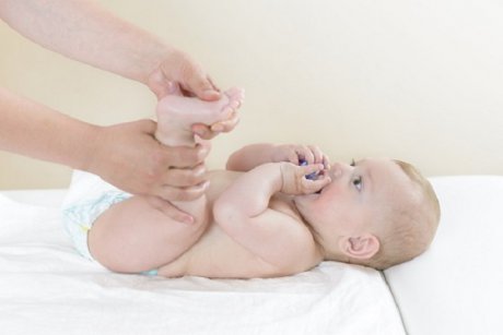 Dacă vrei să liniștești un bebeluș plângăcios, masează aceste puncte din talpa piciorușului