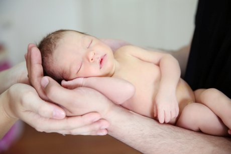 Cum ținem corect copilul în brațe: sfaturi de la specialist