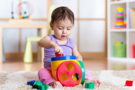 5 jucării care ajută bebelușul să învețe culorile, formele și cifrele