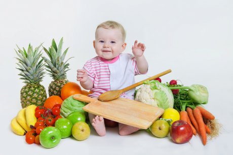Cum stimulăm bebelușul să mănânce cu mâna?