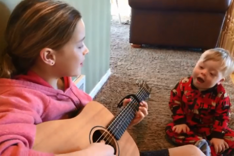 Emoționant! Un copil cu sindromul Down este surprins de mamă cântând în duet cu sora lui