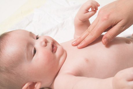 Secretul mămicilor pentru un somn liniștit când bebe este răcit