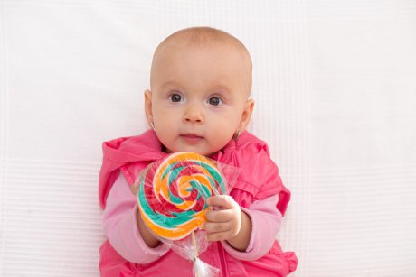 Ce se poate întâmpla dacă îi dai zahăr bebelușului prea devreme