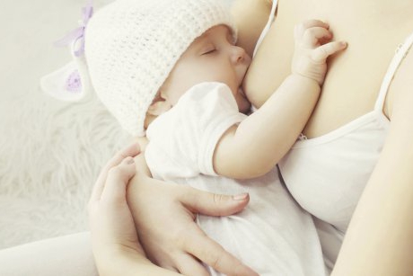 Prima femeie transgender din lume reușește să alăpteze un bebeluș!