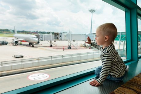 Un copil are o criză de furie în aeroport, iar totul se transformă în cel mai emoționant moment